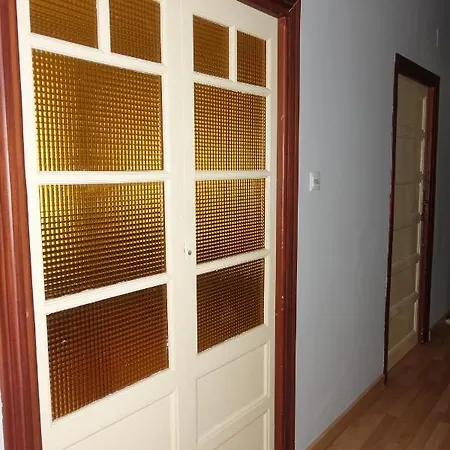 Yellow Door 2 Apartment